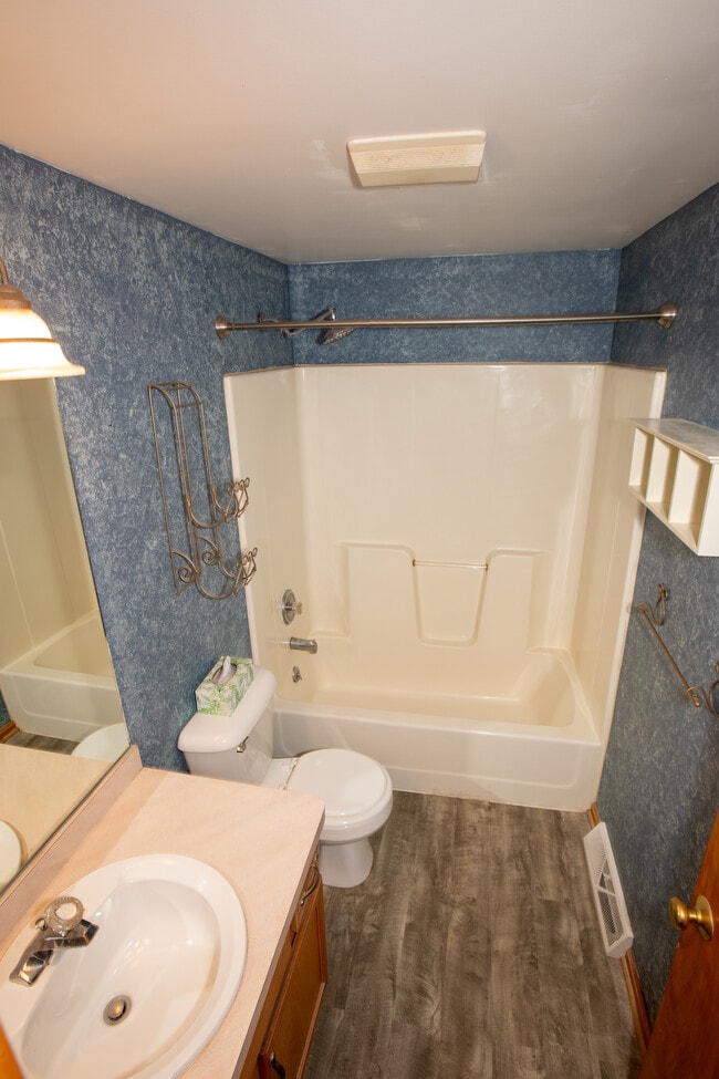 Bath - 250 Lyndale Ave