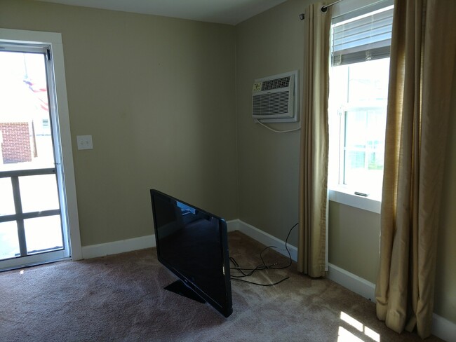 Building Photo - SECOND FLOOR, ONE BEDROOM