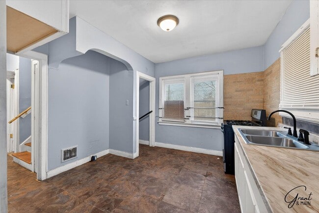 Building Photo - $1550 4 bedroom