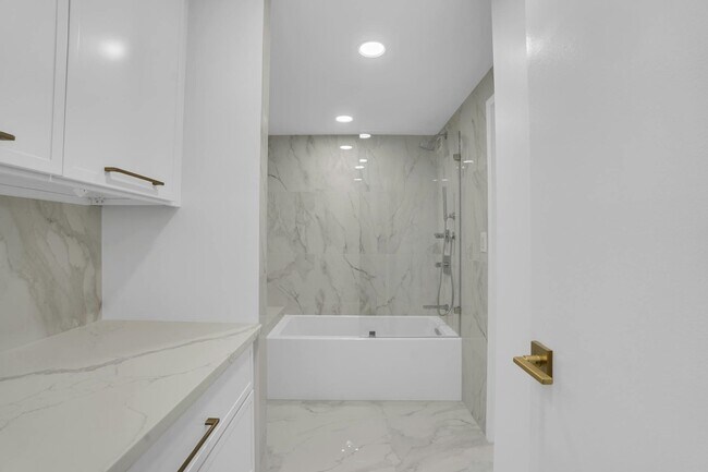 Building Photo - 1055 River Rd