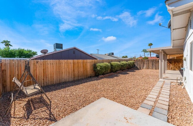 Building Photo - "Charming 3-Bed Oasis with 2 Full Baths in Vibrant Las Vegas - 1315 Sq Ft of Comfort!"