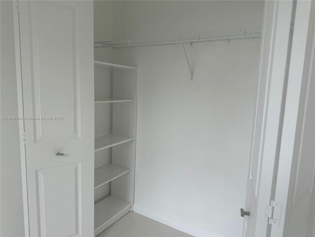 Building Photo - 1155 Brickell Bay Dr