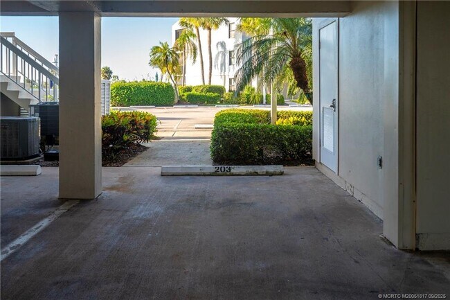 Building Photo - 10 NE Plantation Rd