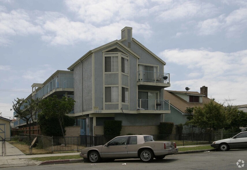 Building Photo - 1880 Locust Ave