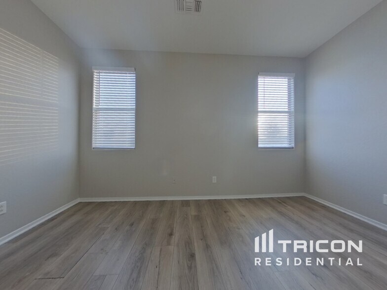 Building Photo - 7919 S 73rd Dr