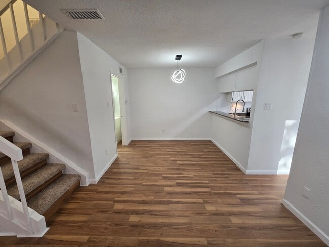 Building Photo - Updated Townhome Condo in Prime Location!