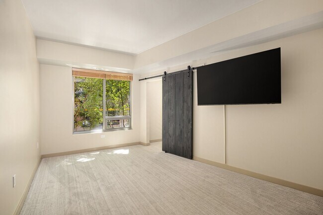 Building Photo - 910 Lenora St