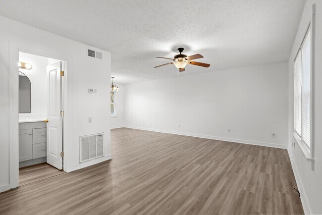 Building Photo - 8 Blocks from Garden City Beach! 2 Bed/1.5 Bath Duplex