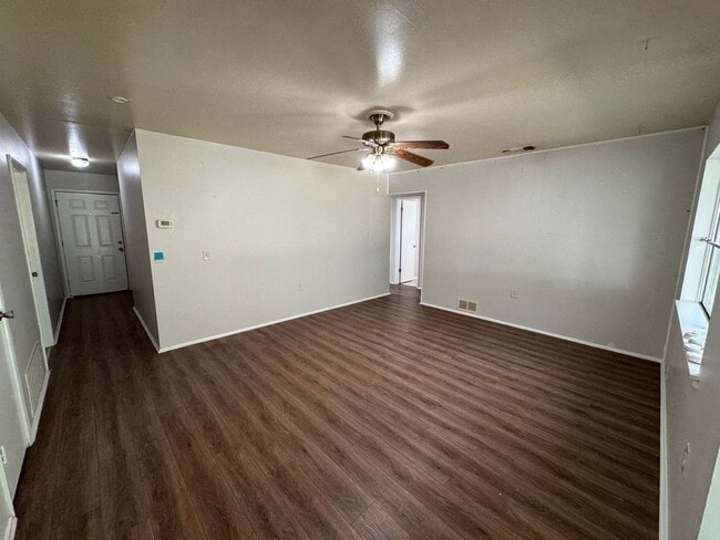 Building Photo - NICE 3 BR HOME W/ EASY ACCESS TO FT. SAM, ...