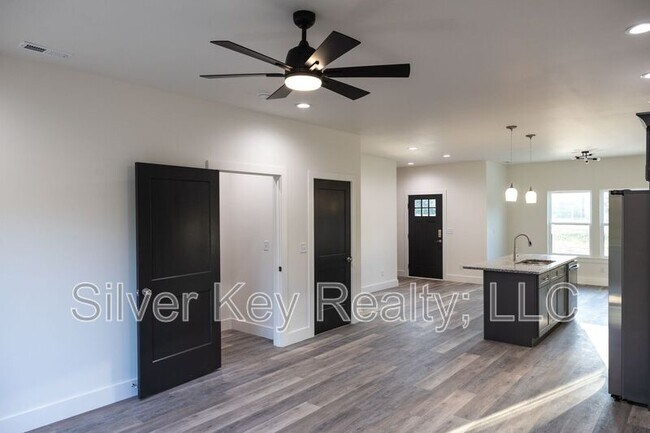 Building Photo - 1985 Highway 411