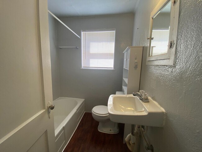 Building Photo - Ave G-5009