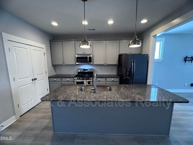 Building Photo - 440 Douglas Falls Dr