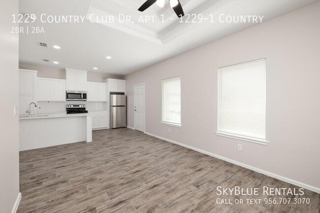 Building Photo - 1229 Country Club Dr