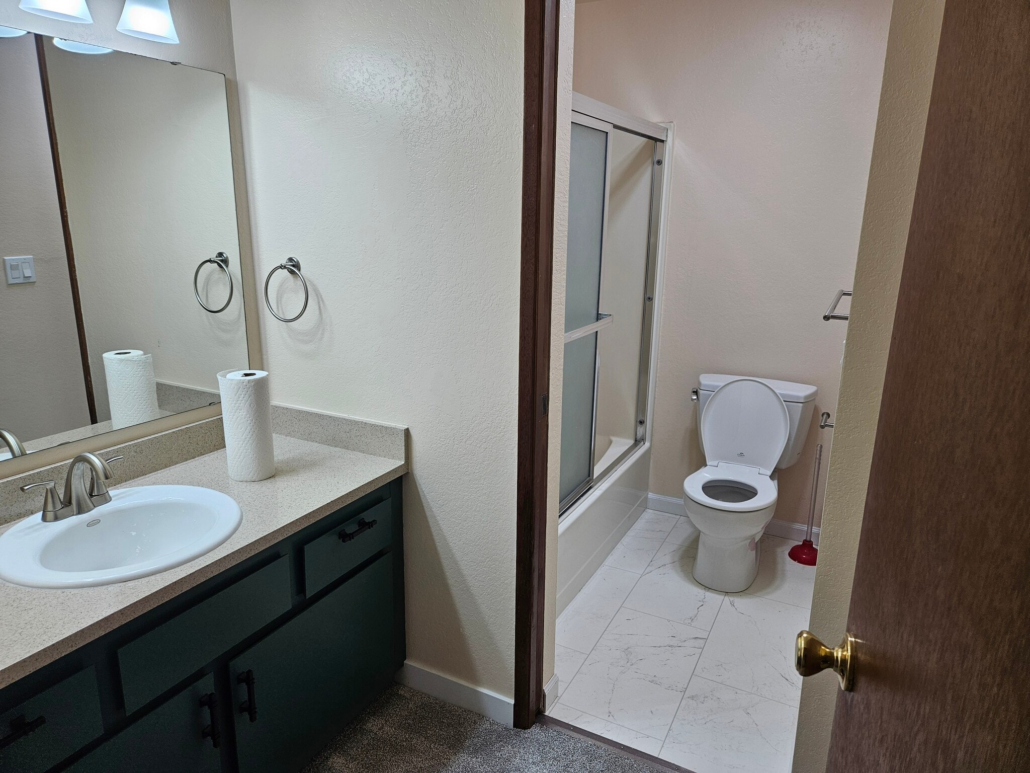 Upstairs main bath - 10011 33rd Ave SE