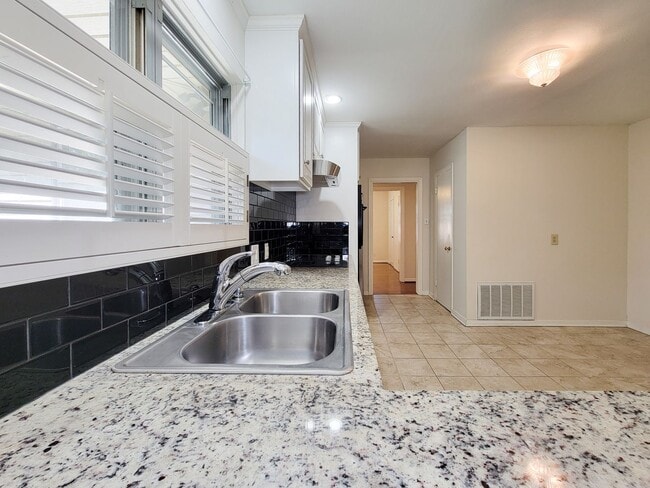Building Photo - Charming Willowbrook Three-Bedroom Home!