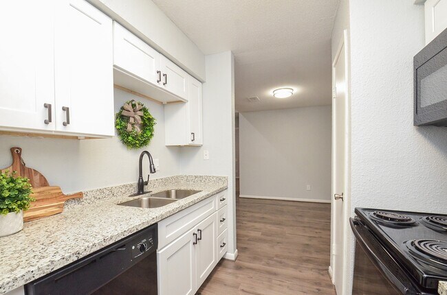 Building Photo - 5711 Sugar Hill Dr