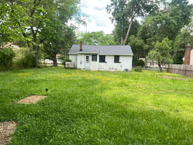 Building Photo - 3 Bedroom Rancher on Spacious Lot