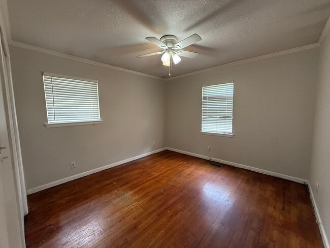 Building Photo - Charming 3-Bedroom Home with Spacious Yard...