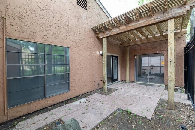 Building Photo - 2471 Briarwest Blvd