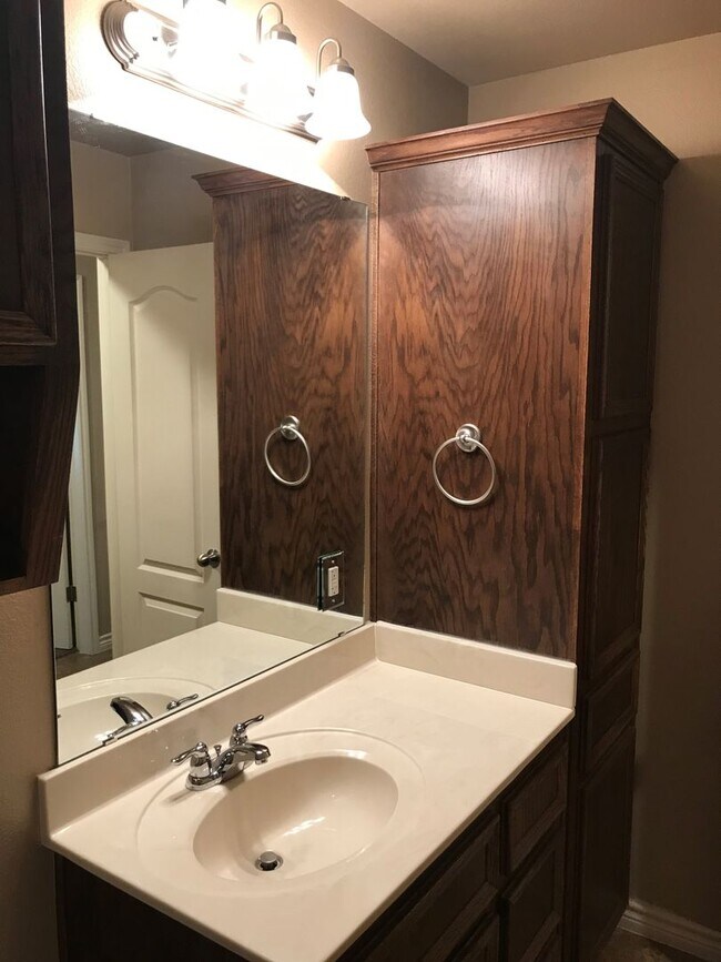 Building Photo - 2 Bedroom | 2 Bath  Located off Clear Creek Road in Killeen.
