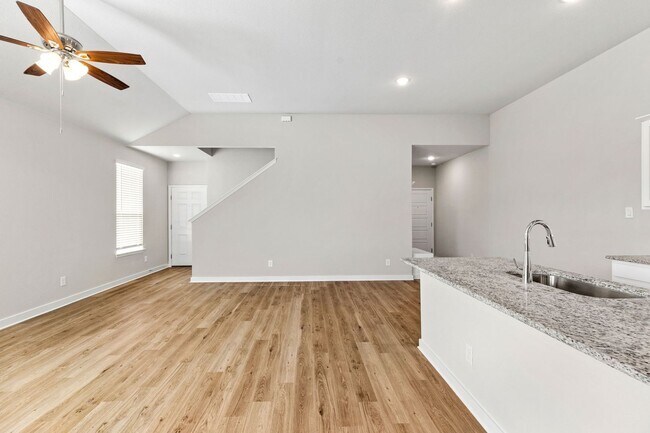 Building Photo - Stunning Duplex in prime location EMMA Park