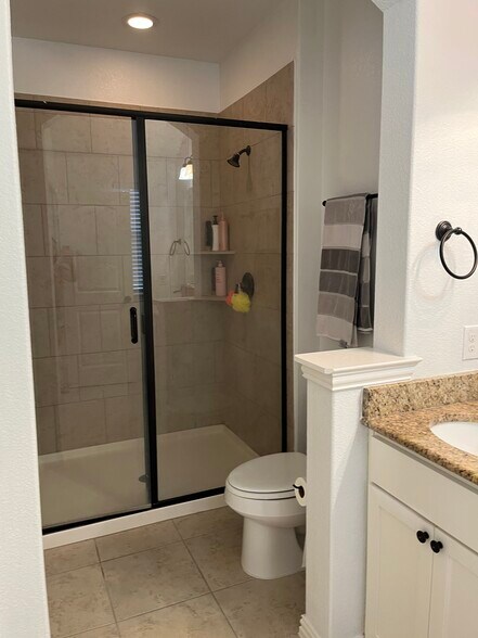 Master bathroom. - 913 Brookville Ct