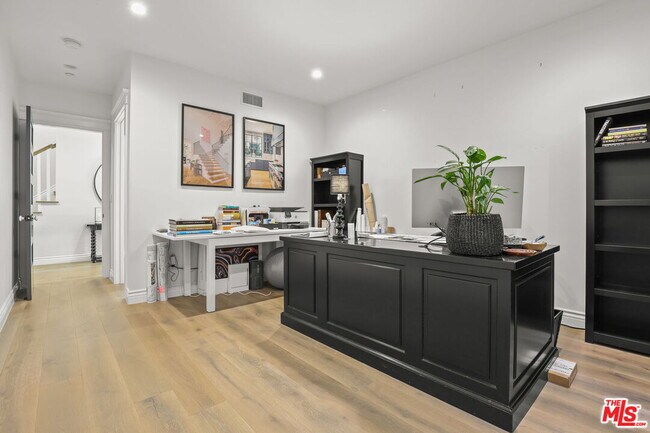Building Photo - 832 Las Lomas Ave