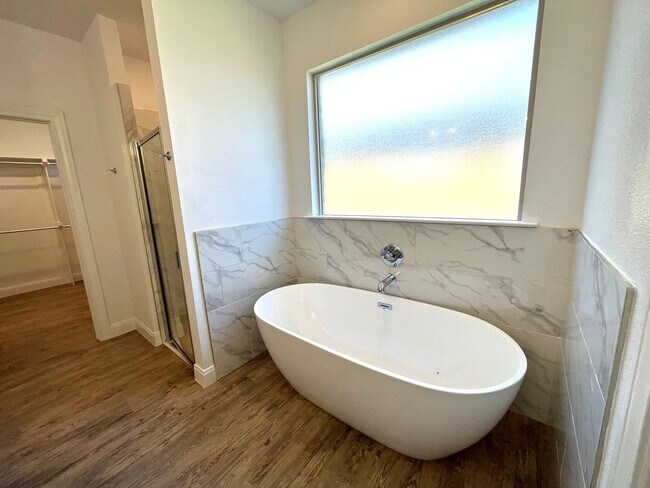 Building Photo - 4 Bed/2 Bath Home