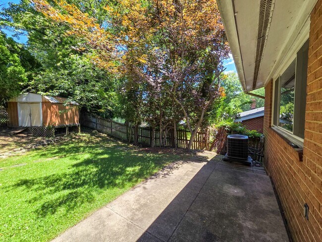 Building Photo - 305 Hillsboro Dr