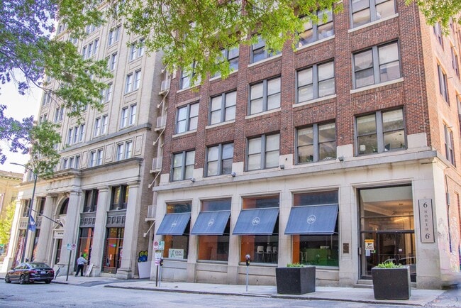 Building Photo - Luxury Two Bedroom Unit in  Downtown Business District