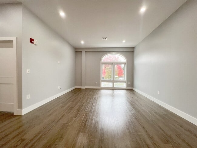 Building Photo - 80 Bridge St