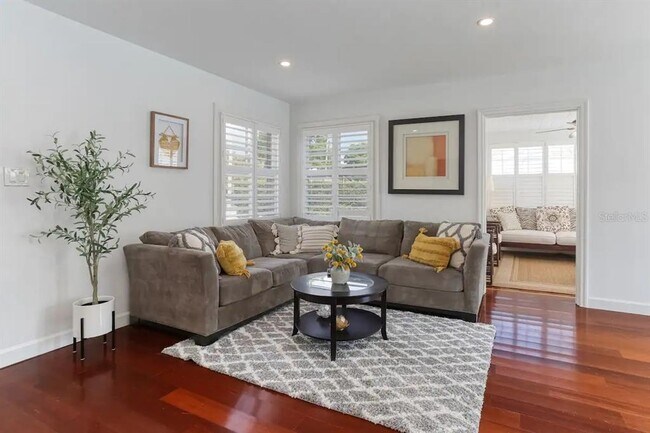 Building Photo - 4014 W Palmira Ave