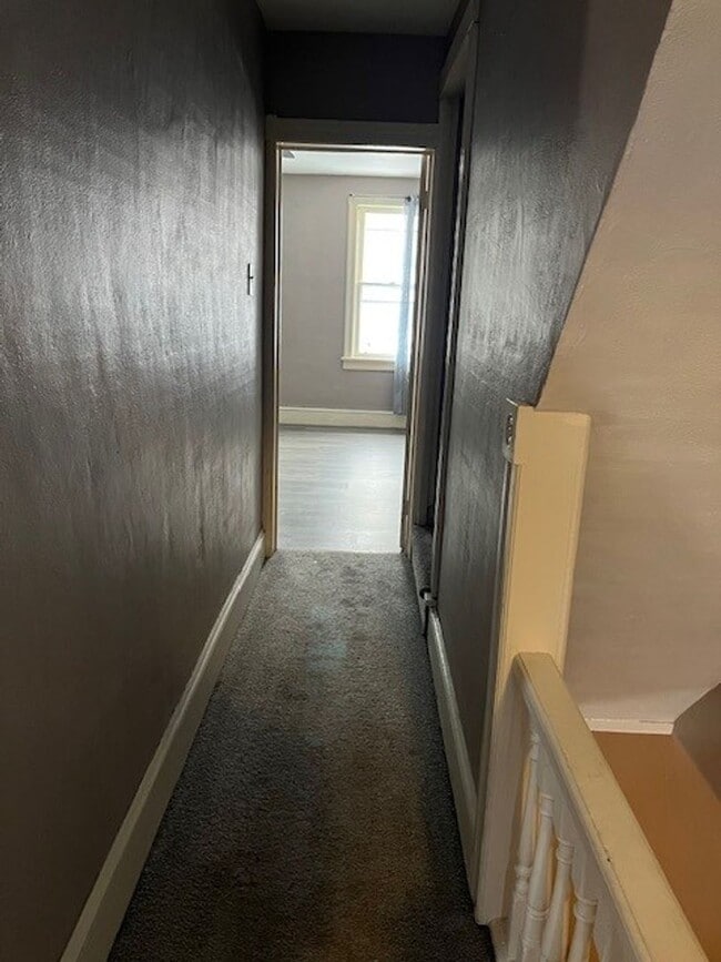 Building Photo - 3 bedroom 1.5 bathroom