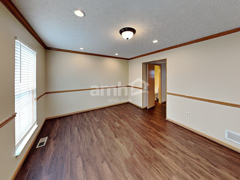 Building Photo - 472 Greenhill Dr