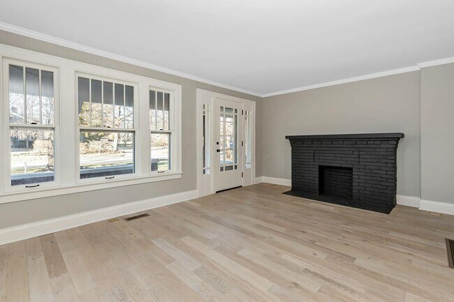 Building Photo - 161 E Dublin Granville Rd
