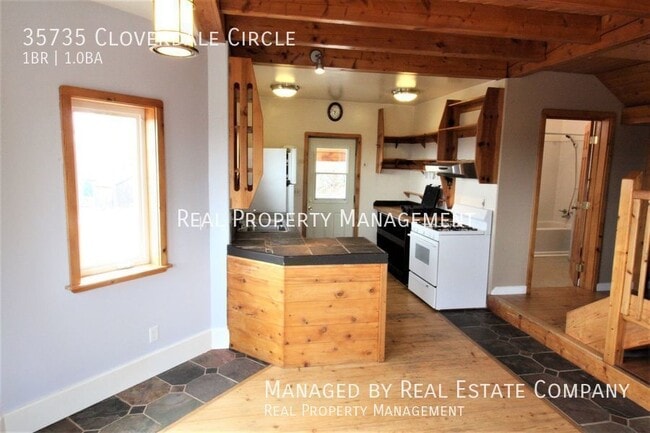 Building Photo - 35735 Cloverdale Cir