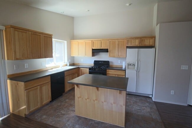 Building Photo - $500 OFF First Month Rent | 12 Month Lease | Huntington Meadows