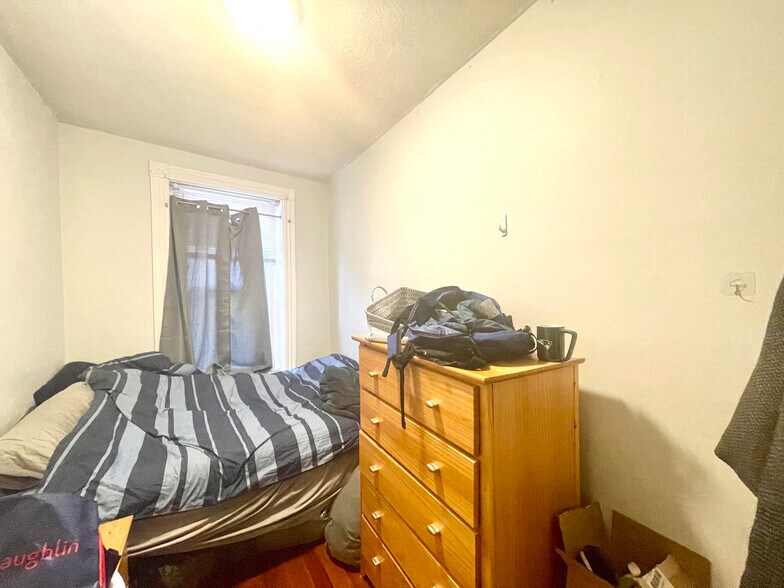 Building Photo - 13 Perry St