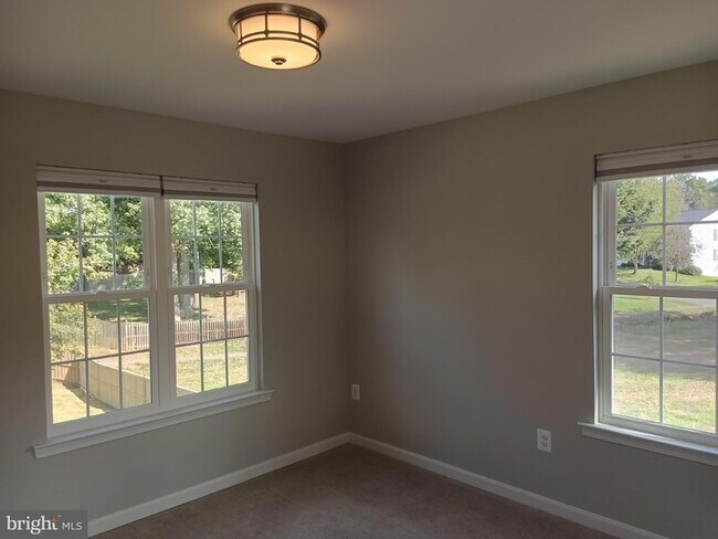 Building Photo - 345 Silver Ridge Dr
