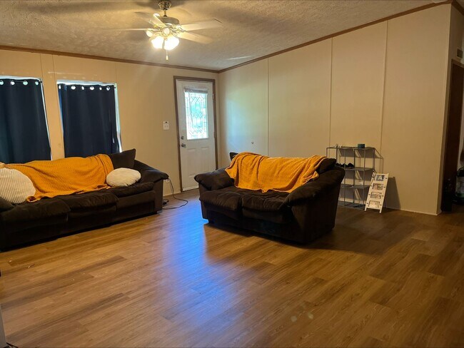 Building Photo - 3bed/2ba Single Family Home