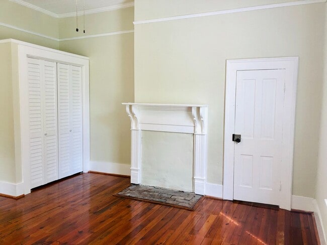 Building Photo - Plum Street-3 bedroom/2 bath home with large rocking chair front porch!