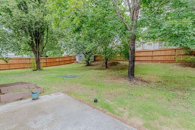 Building Photo - Bedroom on Main, Riverside Schools, Fenced...