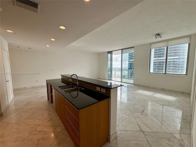 Building Photo - 1060 Brickell Ave