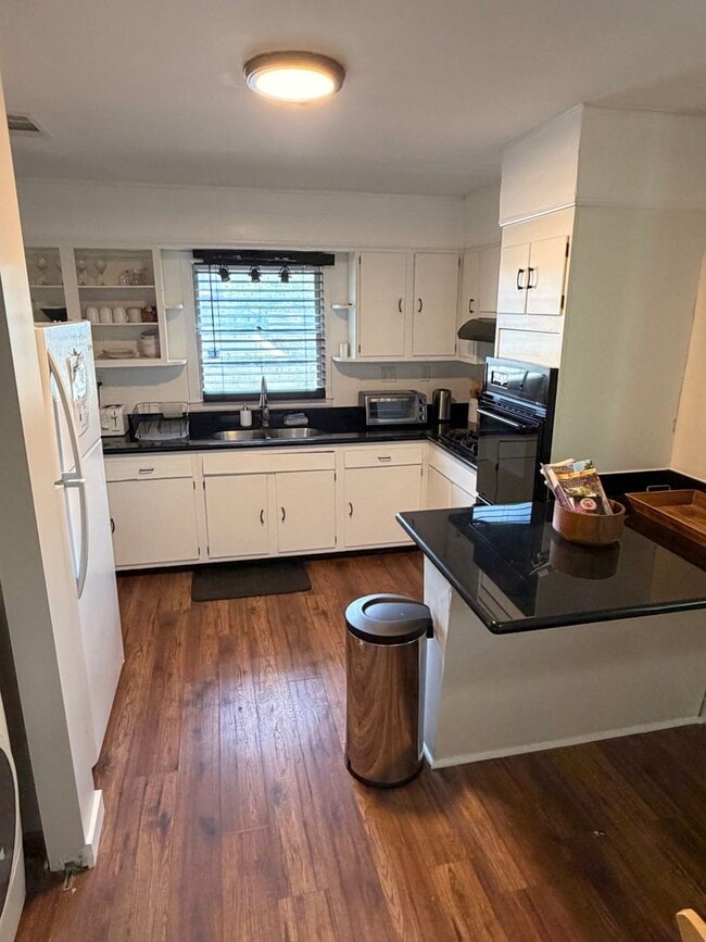 Building Photo - 1BD/1BA w/ Laundry in Unit, Shared Courtyard