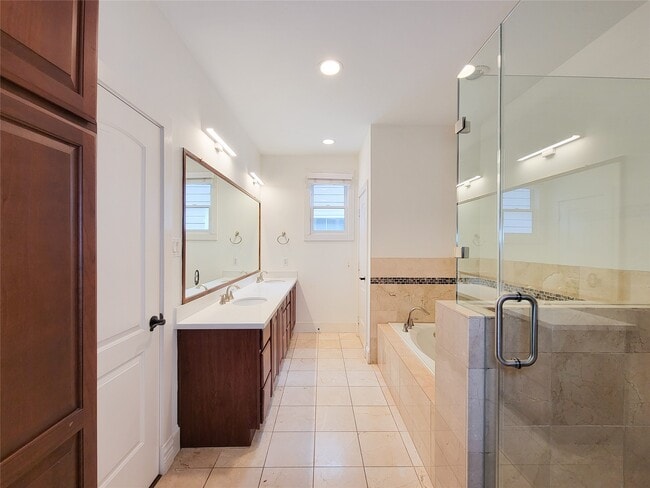 Building Photo - 704 E 9th St