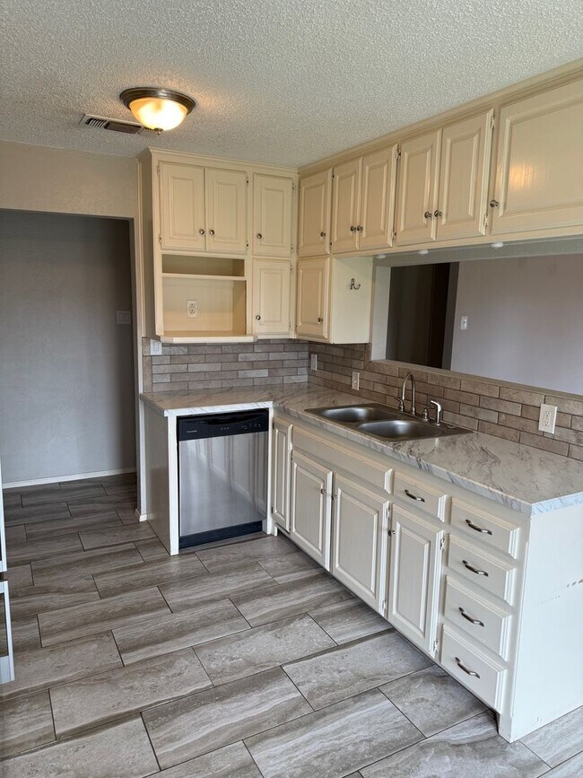 Building Photo - Updated 3-2-2 in Northwest Lubbock Near TC...