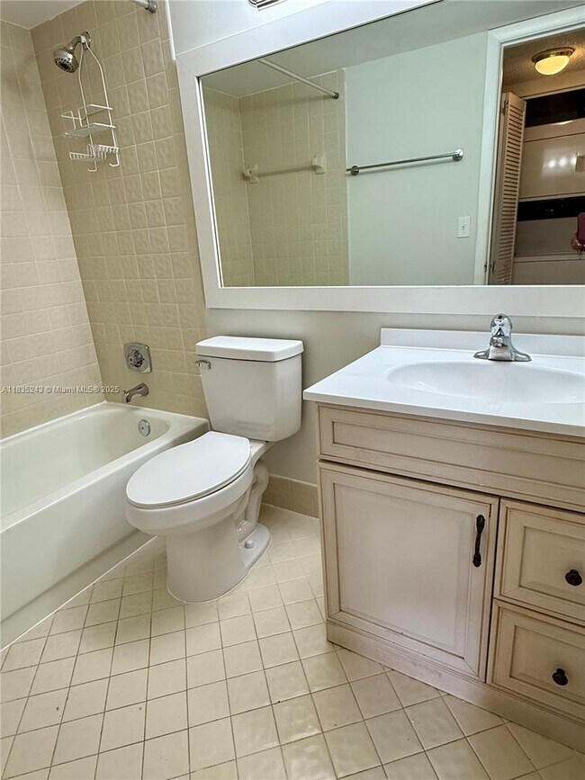Building Photo - 3864 Carambola Cir N