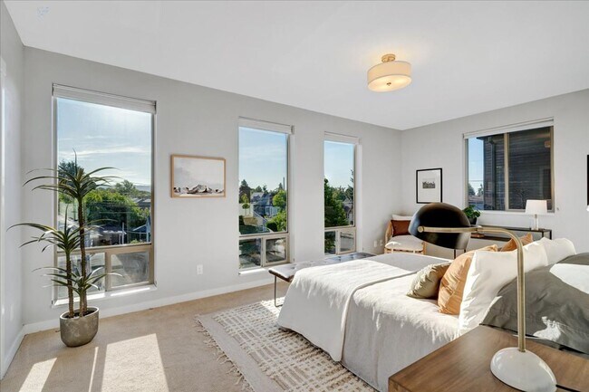 Building Photo - $500 off first month! Spacious, light-fill...