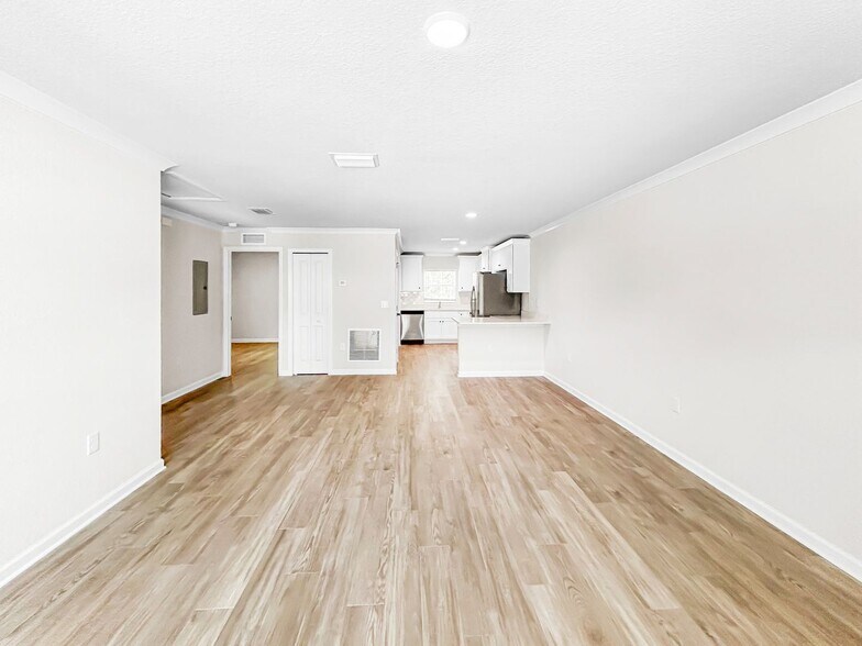 Building Photo - 9368 N Peachtree Way