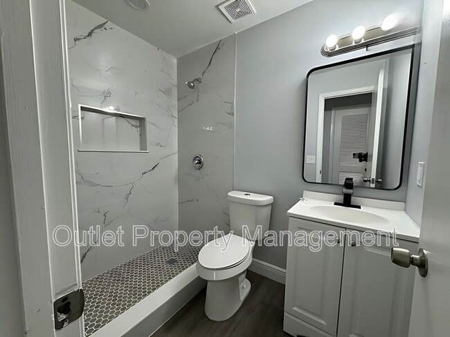 Building Photo - 442 S Hill Ave